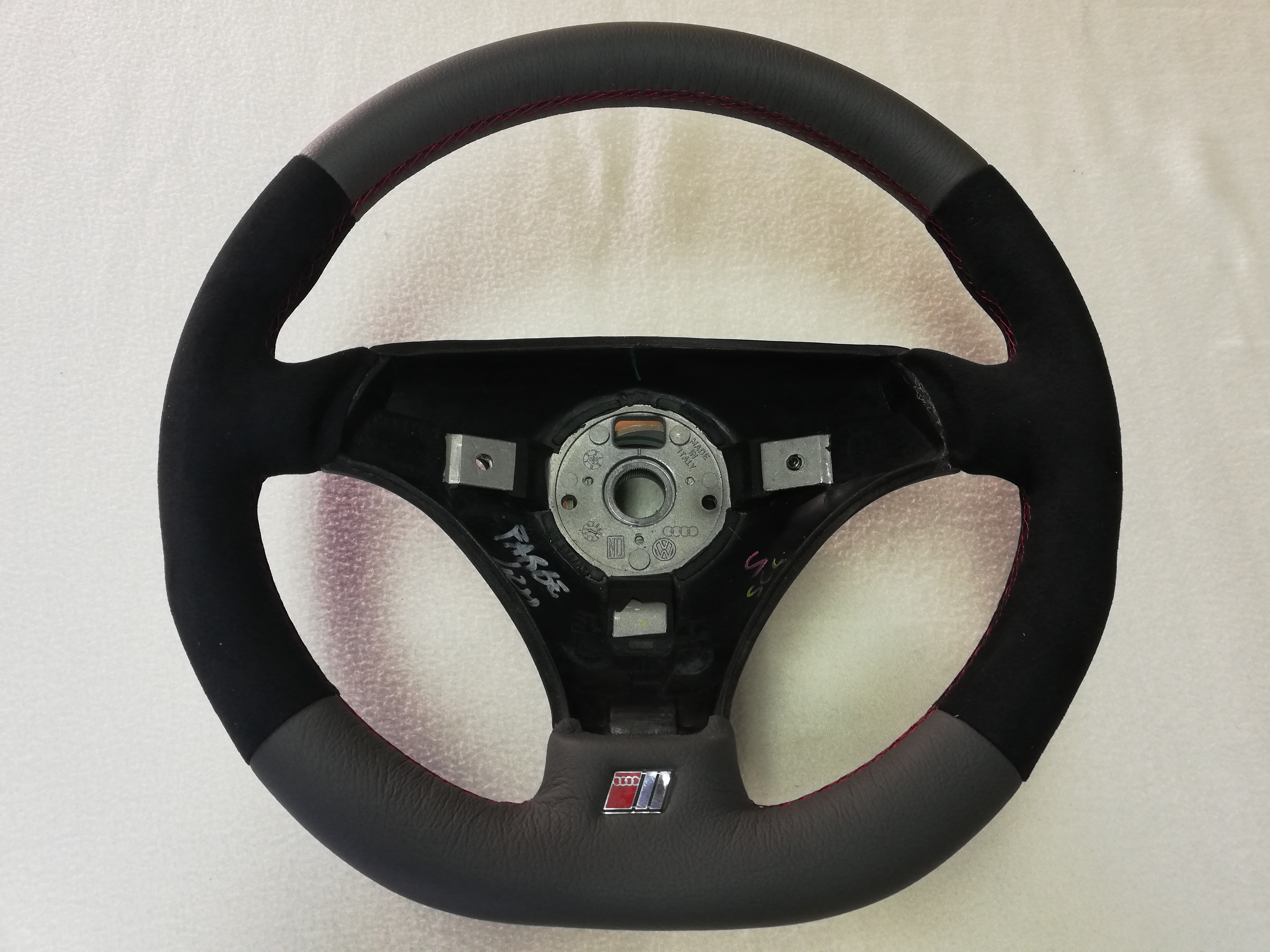 Lenkrad beziehen für Audi A4 B5 Lederlenkrad -mit Abflachen mit Leder/Alcantarar Lenkrad beziehen für Audi A4 B5 Lederlenkrad -mit Abflachen mit Leder/Alcantarar