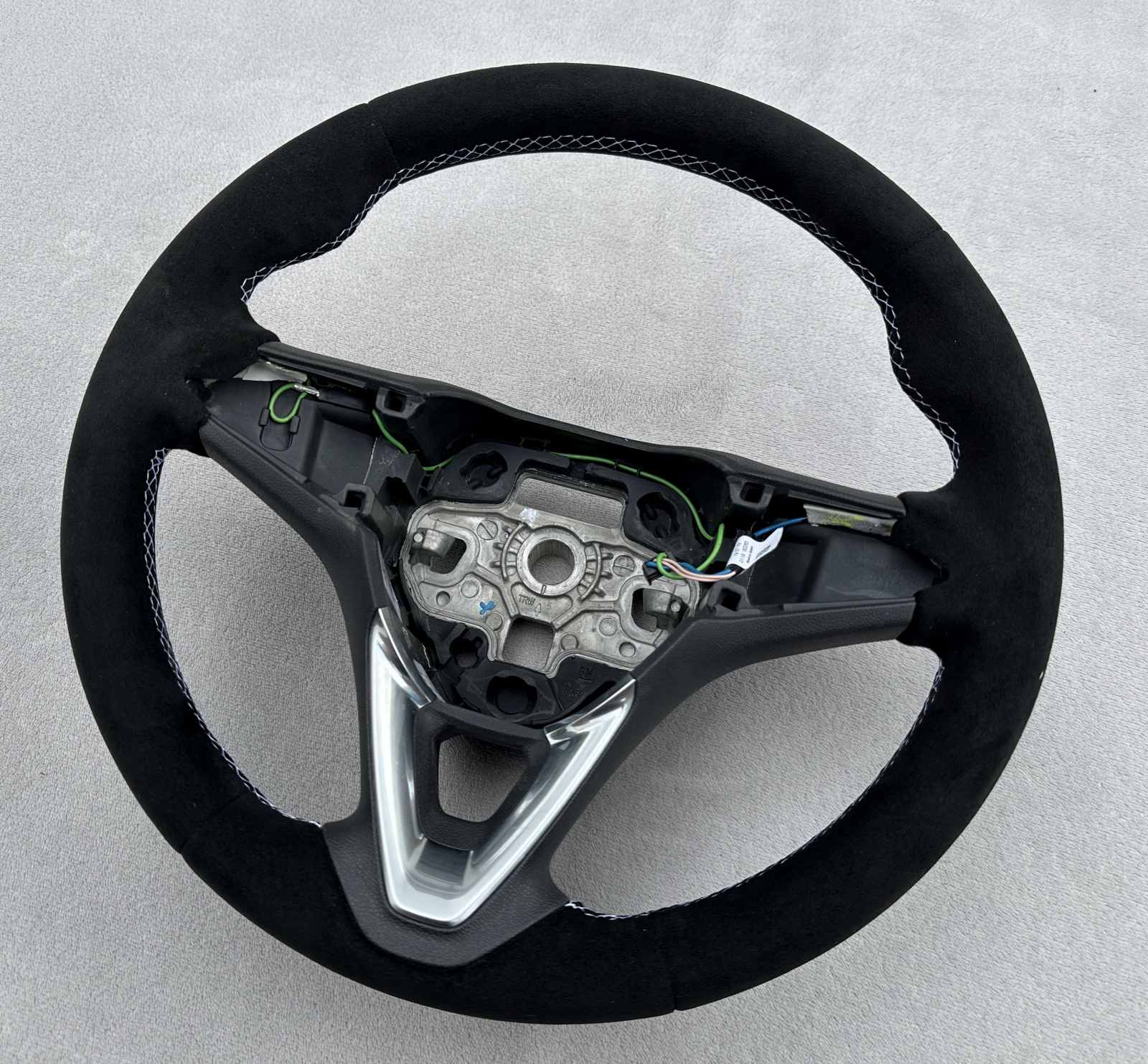 Lenkrad neu beziehen für Opel Insignia B und Astra K und Corsa E mit Alcantara Lenkrad neu beziehen für Opel Insignia B und Astra K und Corsa E mit Alcantara