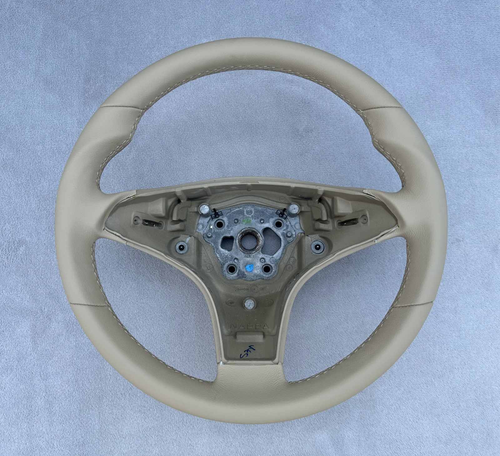 Lenkrad neu beziehen für Mercedes CLS W219 mit Daumenauflagen -Farbe wählbar Lenkrad neu beziehen für Mercedes CLS W219 mit Daumenauflagen -Farbe wählbar