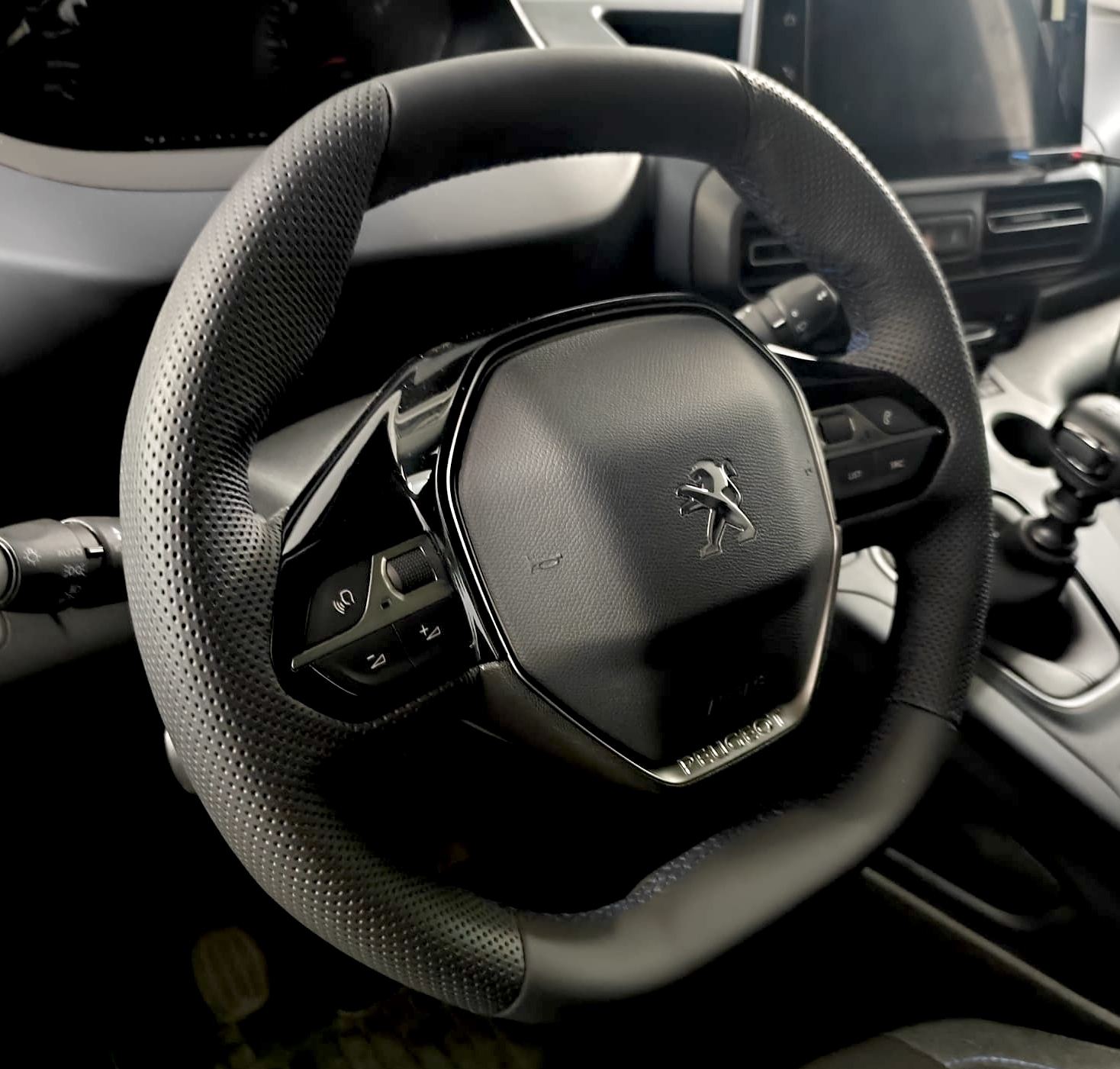 Lenkrad neu beziehen für Peugeot 508 II 5008 II 3008 II 408 Farben wählbar