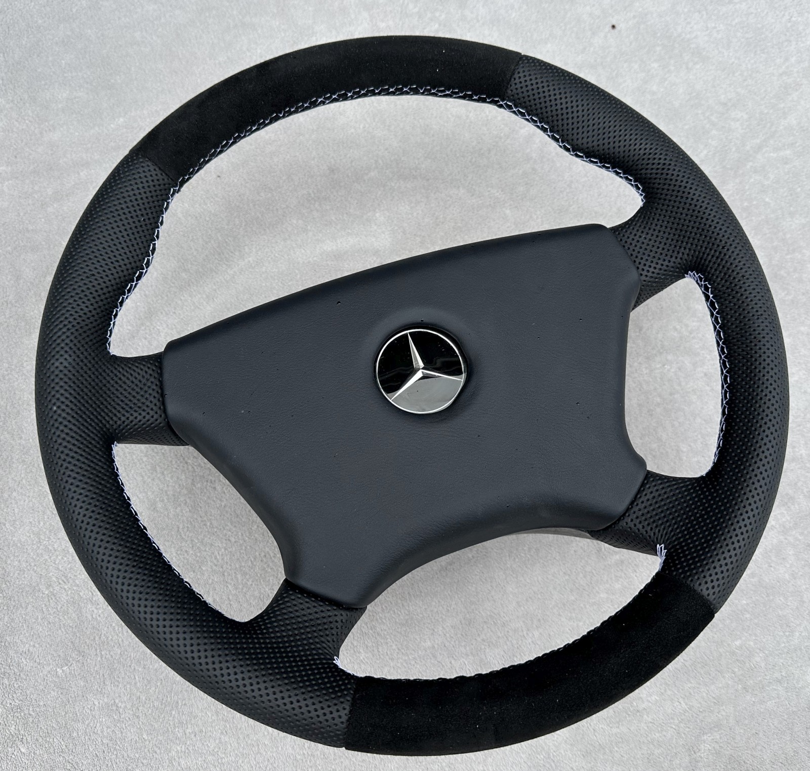 Lenkrad für Mercedes neu beziehen Leder/Alcantara mit Daumenauflagen Prallplatte Lenkrad für Mercedes neu beziehen Leder/Alcantara mit Daumenauflagen Prallplatte
