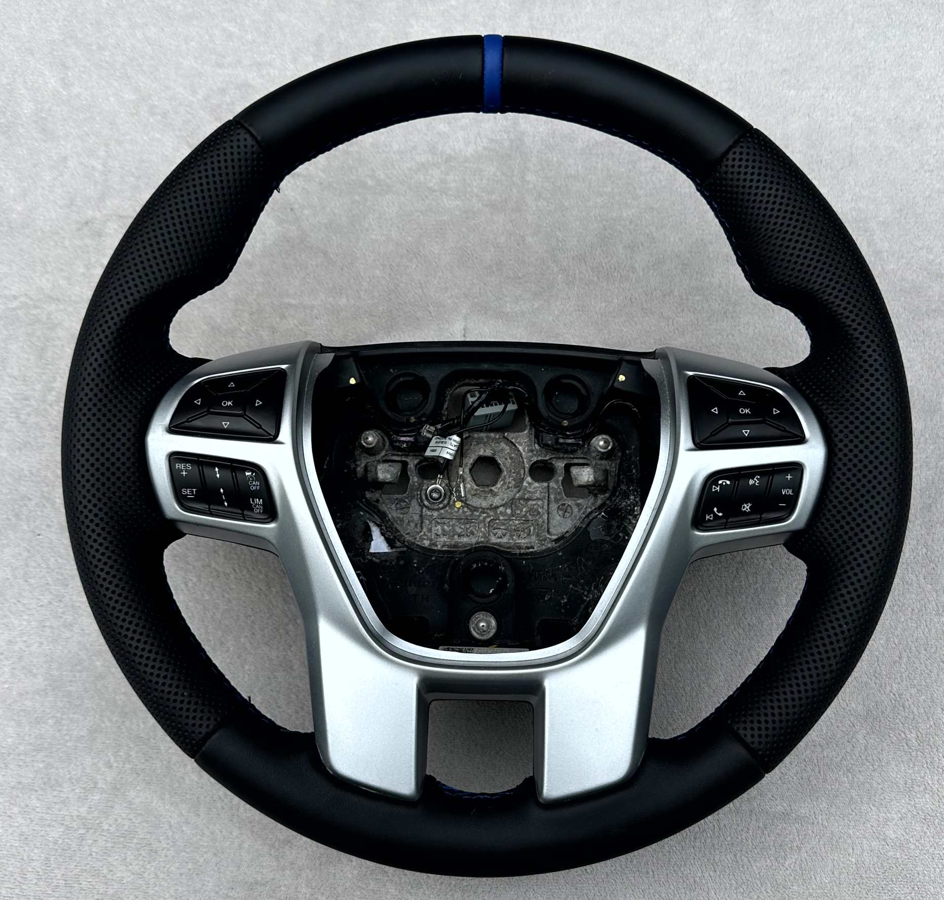 Lenkrad neu beziehen für Ford Ranger mit Leder mit 12Uhr Markierung und Daumen. Lenkrad neu beziehen für Ford Ranger mit Leder mit 12Uhr Markierung und Daumen.
