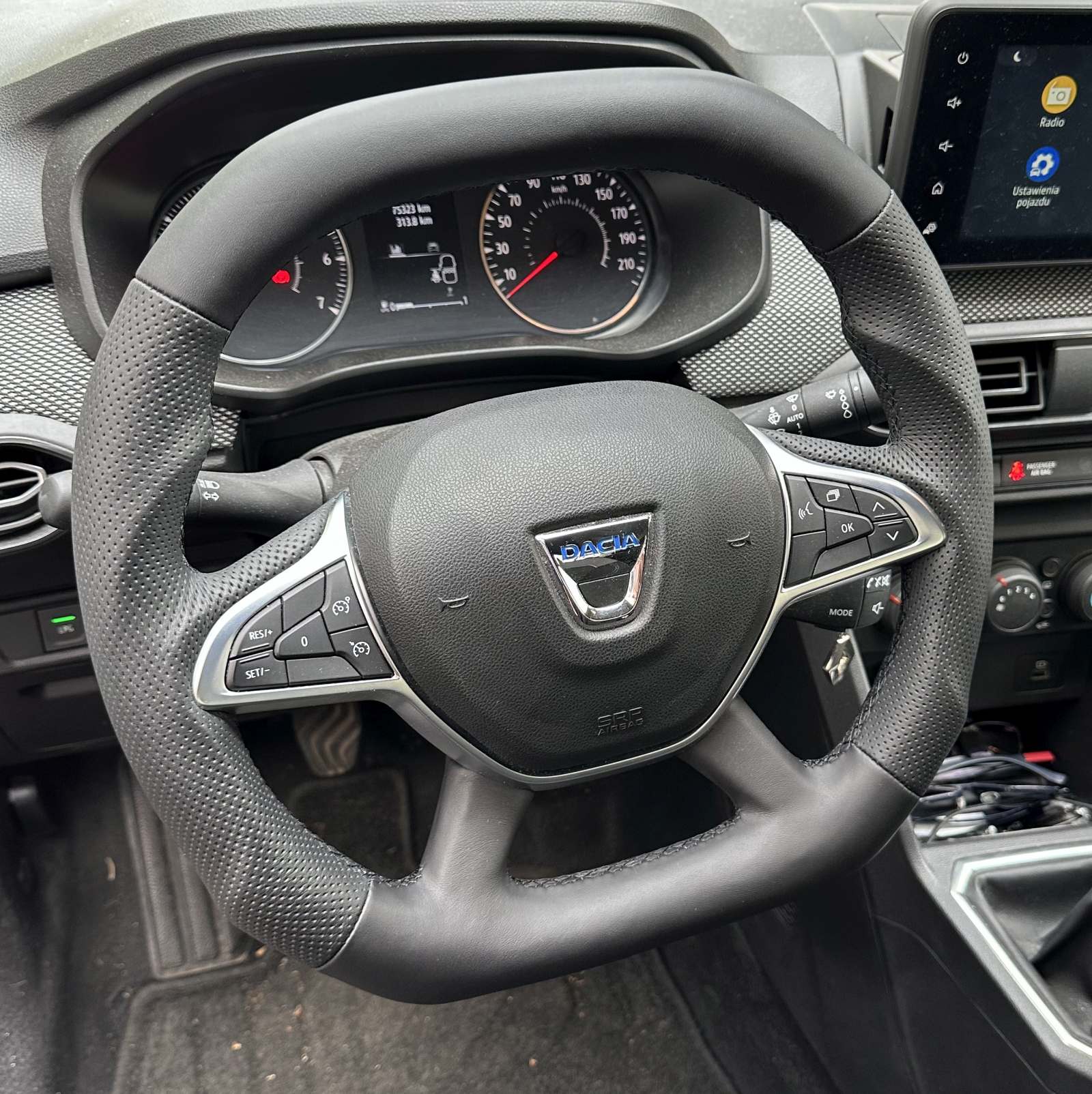 Lenkrad neu beziehen für Dacia Sandero III Duster II mit Umformen und Abflachen