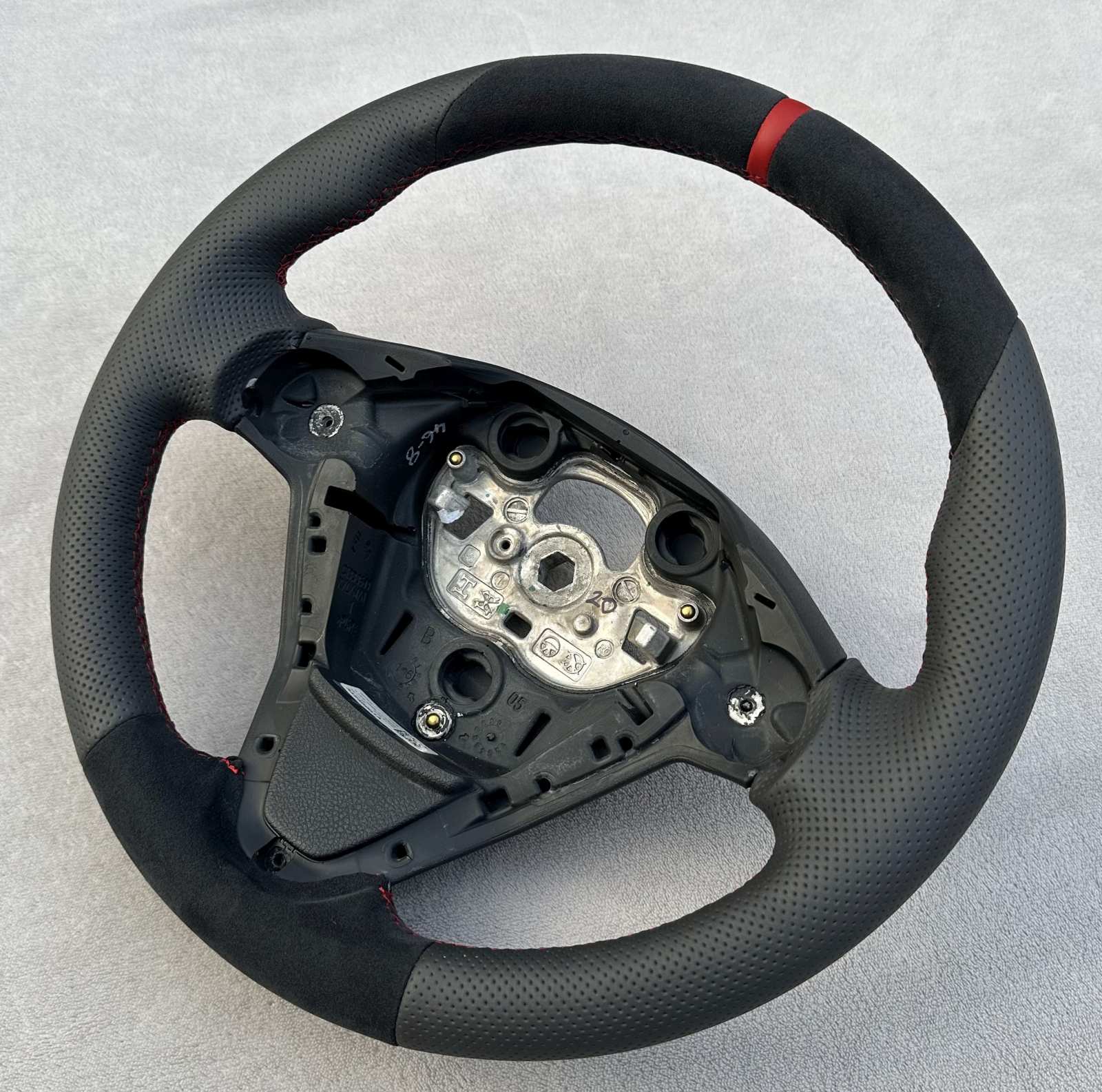 Lenkrad neu beziehen für Ford Fiesta mit Leder und Alcantara und 12Uhr 2008-17