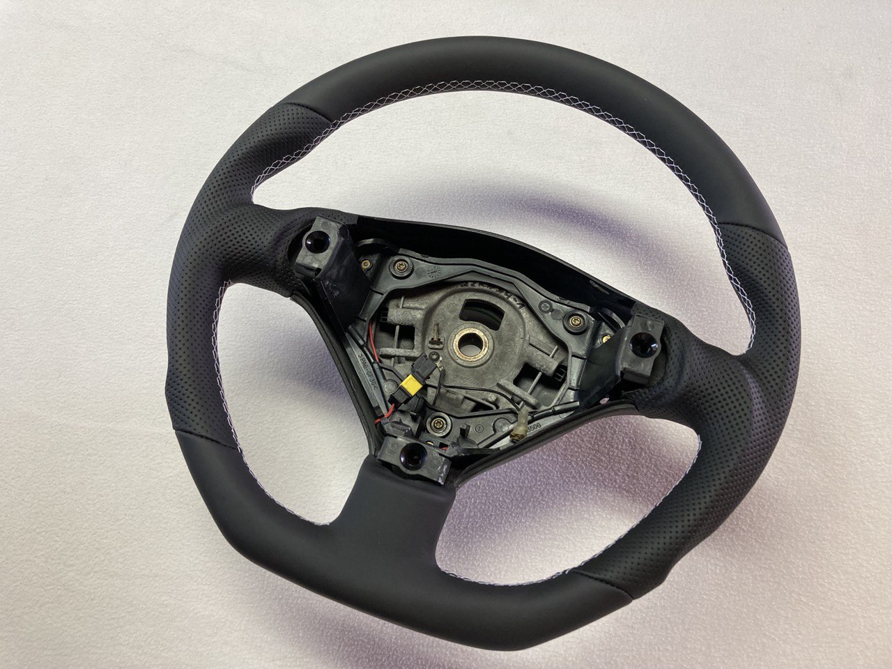 Lenkrad beziehen für Peugeot 307 CC mit Abflachen,Umformen und Daumenauflagen